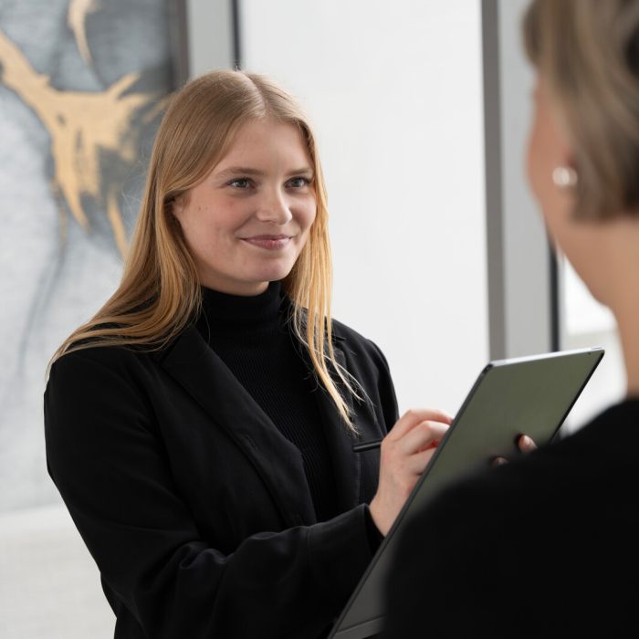 Femme répond aux questions cliente