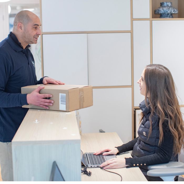 Femme hôtesse réceptionne livraison