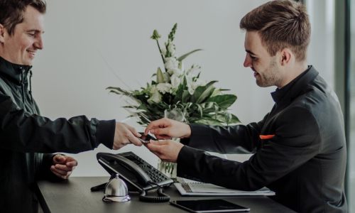 Homme accueil réception